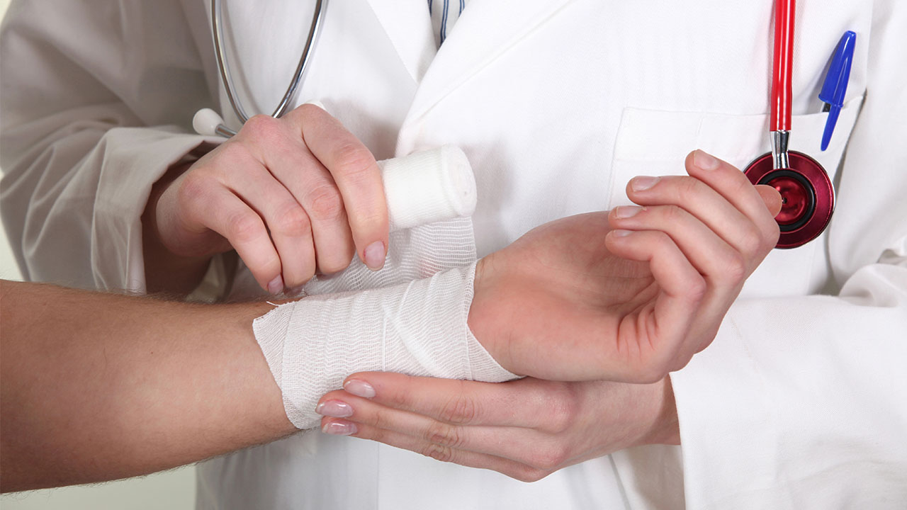 איך לטפל בכוויות בבית